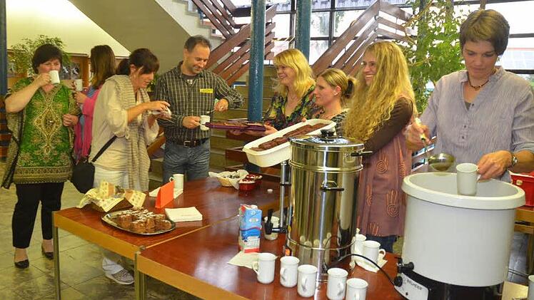 Kochbananenfritten, Muskatkuchen und Nanaminzentee wurden zum Beginn der Afrika-Projektwoche in der Aula gereicht. Foto: eh