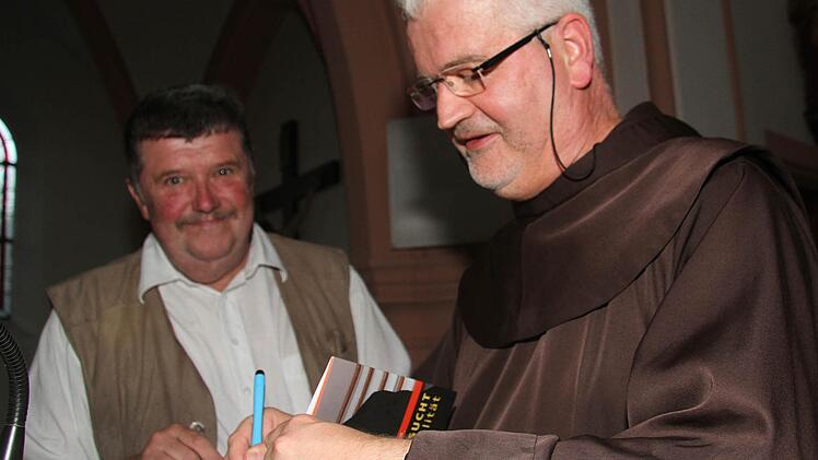 Bernhard Kuhn ließ sich ein Buch von Pater Kreitmeir signieren.