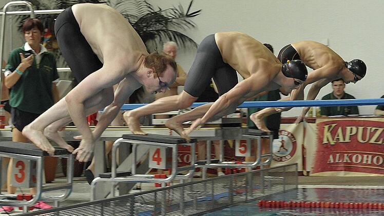 Start im schnellsten Lauf über 50 Meter Freistil. Links der Tagesschnellste Eugen Ruff aus Regensburg mit 24,41 Sekunden. Foto: Karl Heinz Weber