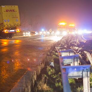 Südwesttangente Fürth: Lkw durchbricht Leitplanke