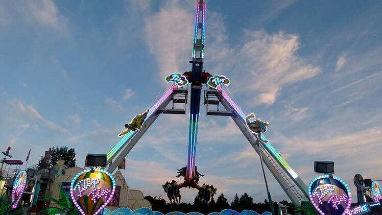 "Flip Fly", die sensationelle Neuheit vom Münchner Oktoberfest gastiert in diesem Jahre in Königsberg. Dieses einzigartige Karussell bringt Adrenalin pur.  Foto: Gerold Snater