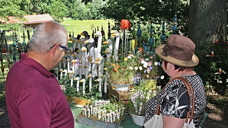 Keramikartikel eines Anbieters aus Strullendorf wecken das Interesse von Besuchern der Gartenmesse in Gereuth.