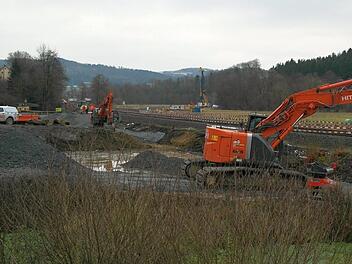 Am westlichen Ortsrand von Untersteinach quert künftig ein Galeriebauwerk die Schienen. Wegen seiner geringen Höhe von nur 4,90 Metern würde es die Elektrifizierung der Bahnlinie verhindern. Das Bauwerk kommt nun auf den Prüfstand.Peter Müller