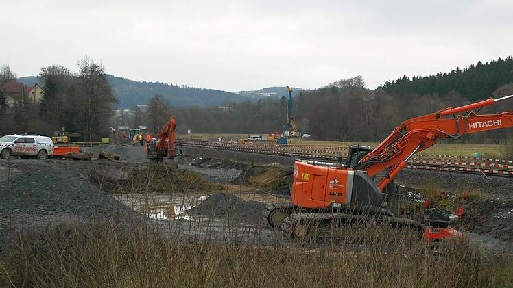 Am westlichen Ortsrand von Untersteinach quert künftig ein Galeriebauwerk die Schienen. Wegen seiner geringen Höhe von nur 4,90 Metern würde es die Elektrifizierung der Bahnlinie verhindern. Das Bauwerk kommt nun auf den Prüfstand.Peter Müller