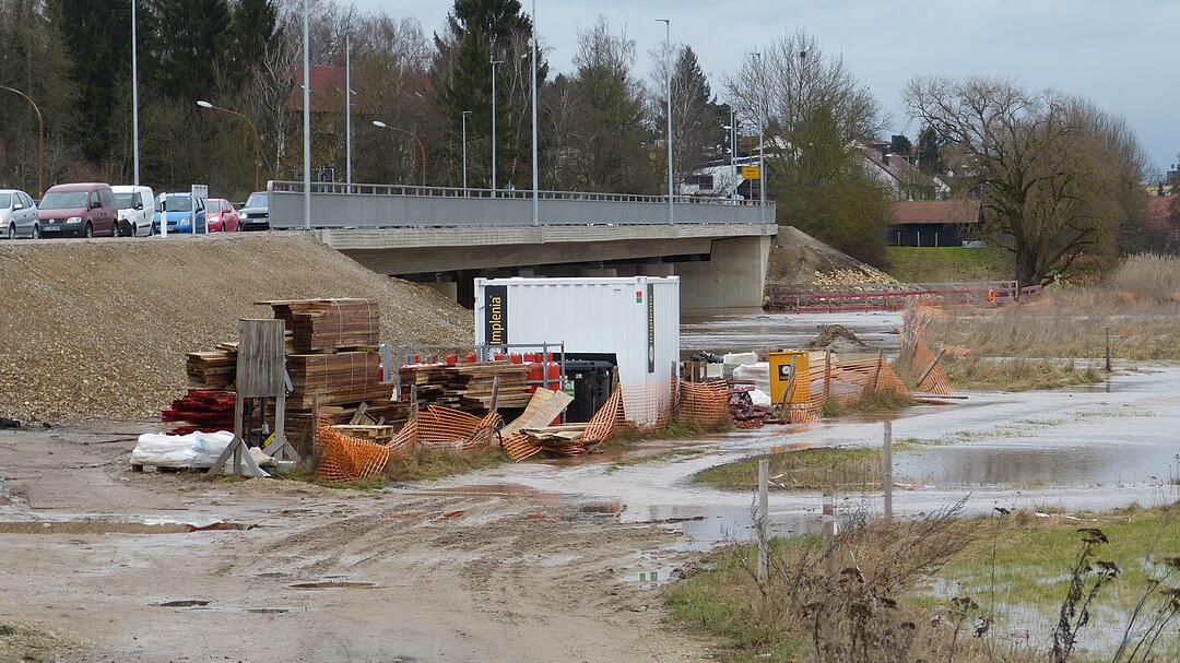 Die Folgen des schlechten Wetters der vergangenen Tagen sind frankenweit sichtbar. Am Freitag (05.01.2018) hat nun auch die Regnitz ihr Flussbett verlassen und für Überflutungen gesorgt. In Fürth-Stadeln musste die gleichnamige Landstraße daher gesperrt werden, da die Fahrbahn mittlerweile komplett überflutet ist. Auch eine Baustelle an der Vacherstraße steht zentimetertief unter Wasser und kann nur noch mit Gummistiefeln betreten werden.