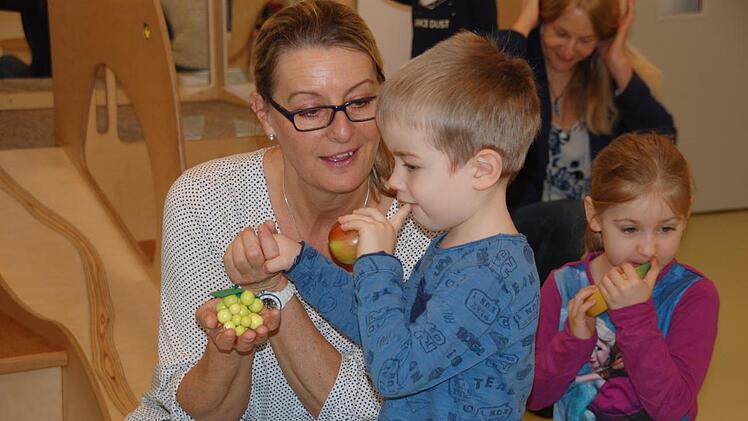 "Der Obstkorb fällt um", musste der kleine Oliver rufen. Kindergartenleiterin Monika Hoffmann spielte mit den Kindern ein rasantes Spiel. Foto: Uschi Prawitz