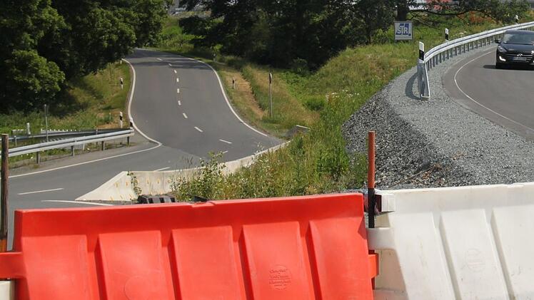 Die Zufahrt zur alten Staatsstraße unterhalb des Melkendorfer Sportplatzes ist gesperrt.