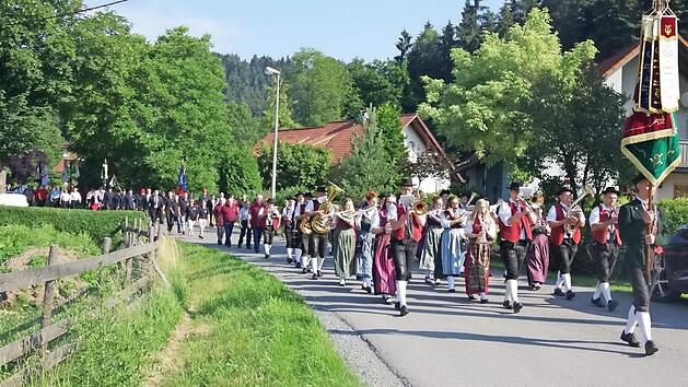 Der Jubelverein zog mit Abordnungen befreundeter Vereine zum Festzelt. Fotos: Heike Sch&uuml;lein