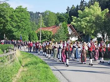 Der Jubelverein zog mit Abordnungen befreundeter Vereine zum Festzelt. Fotos: Heike Sch&uuml;lein