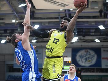 Der zwei Monate verletzte Hassan Martin (rechts) feierte gegen Frankfurt sein Comeback, konnte aber die bittere Heimniederlage auch nicht verhindern. Links Marco Völler, Sohn von Ex-Fußball-Bundestrainer Rudi Völler. Foto: Peter Mularczyk
