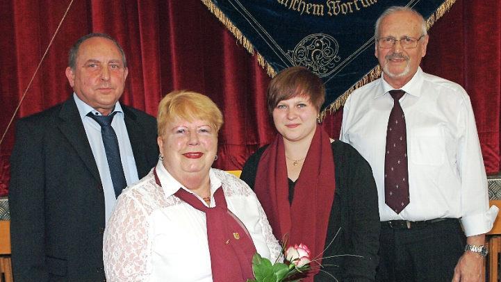 Reinhard Höppel (hinten von links) vom Sängerkreis Coburg, Kronach, Lichtenfels und Manuela Söllner für die Sängergruppe Maintal sowie Manfred Niewelt, Vorsitzender des Gesangvereins Harmonie Seubelsdorf, beglückwünschten Hildegard Weberpals (vorne) zur Auszeichnung für 50-jähriges Singen. Fotos: Alfred Thieret