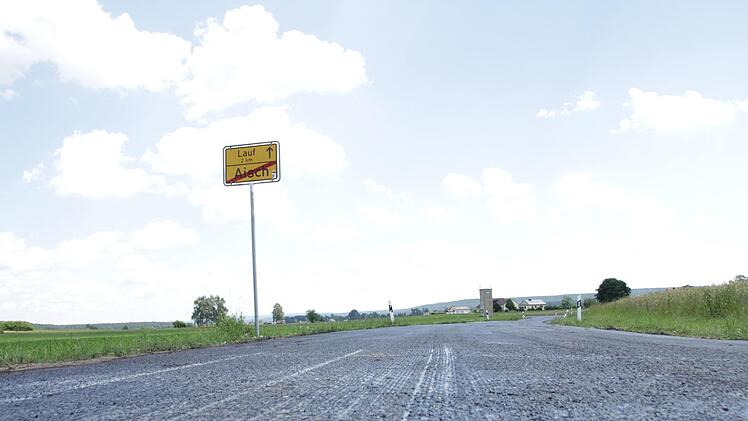 Der löchrige Belag auf der Straße zwischen Aisch und Lauf ist abgefräst, jetzt wird neu asphaltiert.  Foto: Andreas Dorsch
