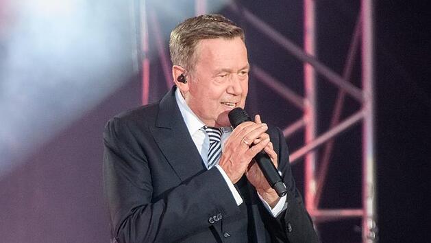 Sein Repertoire umfasst Hits wie "Santa Maria", "Joana" oder "Lieb mich ein letztes Mal": Roland Kaiser bei seinem Konzert vor einer Woche am Elbufer in Dresden.Foto: Toni Kretschmer