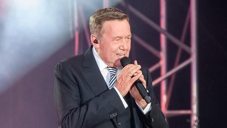 Sein Repertoire umfasst Hits wie "Santa Maria", "Joana" oder "Lieb mich ein letztes Mal": Roland Kaiser bei seinem Konzert vor einer Woche am Elbufer in Dresden.Foto: Toni Kretschmer