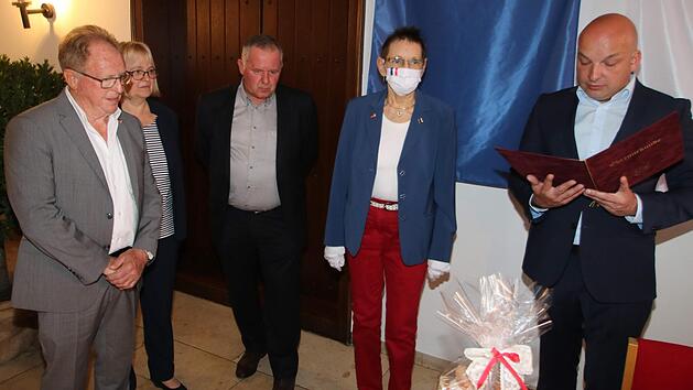 Die Stadtmedaille in Silber &uuml;berreichte B&uuml;rgermeister Michael Kastl (rechts) f&uuml;r Verdienste um die Partnerschaft mit Stenay an Monika Grim (links daneben) und an Daniel L&eacute;ger (ganz links). Zweite von links Maria Knauff, dritter von links B&uuml;rgermeister St&eacute;phane Perrin. Foto: Dieter Britz
