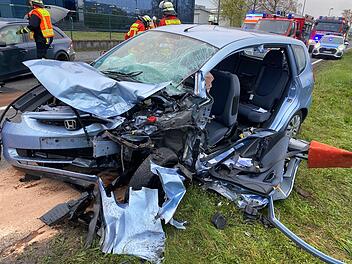 Lohr am Main: Schwerer Verkehrsunfall: Zwei Autos prallen frontal aufeinander - eine Person in Wrack eingeklemmt