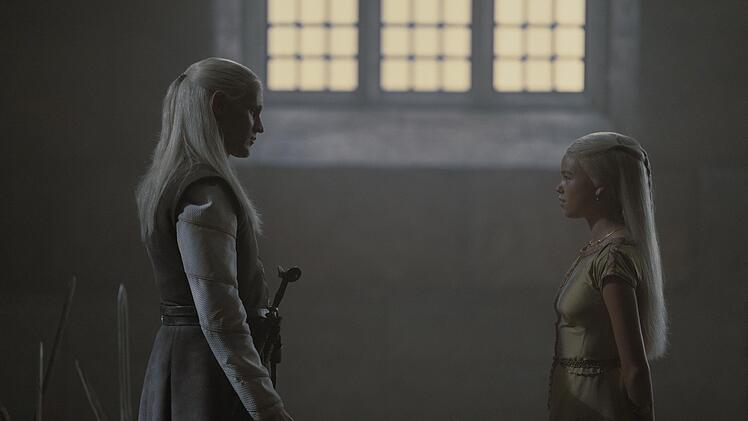 Daemon Targaryen (Matt Smith, links) verbindet eine komplizierte Familiengeschichte mit der jungen Drachenreiterin Rhaenyra Targaryen (Milly Alcock).