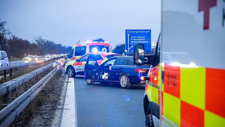 Mercedes prallt in Leitplanke: Drei Menschen verletzt