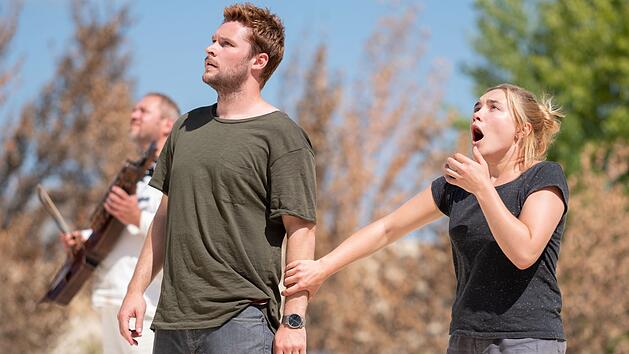 Oh! Mein! Gott! - Wir verraten nicht, was diese beiden gerade beobachten, sagen aber, dass Jack Reynor und Florence Pugh in "Midsommar" als ahnungslose Touristen absolut &uuml;berzeugen.
