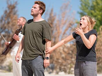 Oh! Mein! Gott! - Wir verraten nicht, was diese beiden gerade beobachten, sagen aber, dass Jack Reynor und Florence Pugh in "Midsommar" als ahnungslose Touristen absolut &uuml;berzeugen.