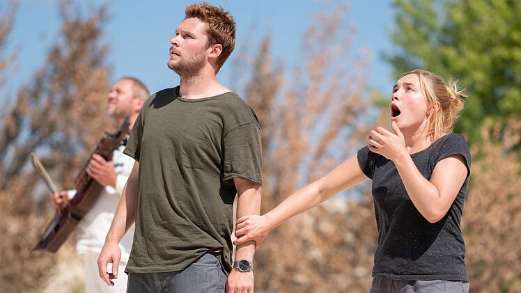 Oh! Mein! Gott! - Wir verraten nicht, was diese beiden gerade beobachten, sagen aber, dass Jack Reynor und Florence Pugh in "Midsommar" als ahnungslose Touristen absolut &uuml;berzeugen.