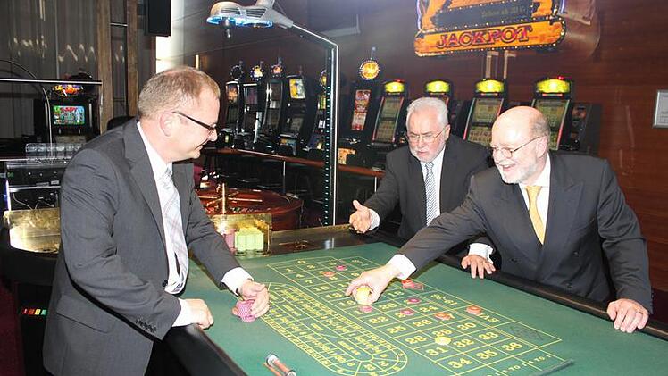 Udo Braunersreuther (links) ist neuer Direktor der Spielbank Bad Steben. Damit hat er zwar nicht den Jackpot geknackt, aber das große Los gezogen. Sein Vorgänger, Manfred Scholz (rechts) und der Präsident von Lotto Bayern, Erwin Horak, schieben ihm die Chips zu.