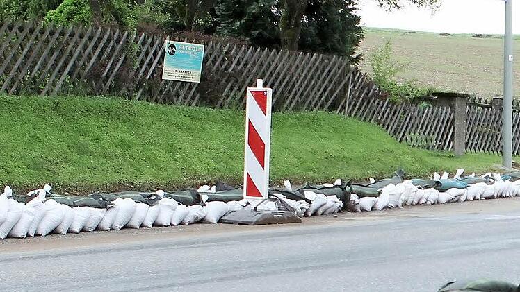 An Buchbachs Ortsende: Über die KC 9 bahnten sich die Schlamm-Massen den Weg in Anita Fröbas Garten. Der Graben bot ihr keinen Schutz.