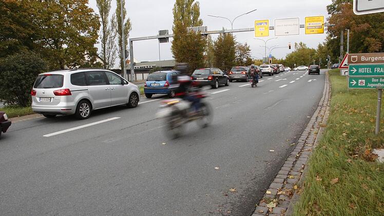Jetzt fließt der Verkehr auf der Theodor-Heuss-Allee in Richtung Forchheim-Ost gut ab. Dafür stauen sich die Autos auf der Geradeaus-Spur in Richtung Bamberg. Deshalb fordert der Freie Bürgerblock eine intelligente Ampelsteuerung. Foto: Hofbauer
