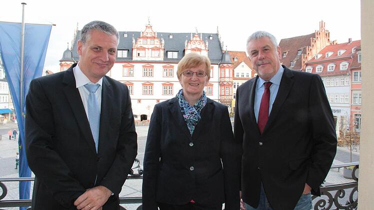 Stadtkämmerer Wilhelm Austen, seine Stellvertreterin und künftige Nachfolgerin Regina Eberwein und Oberbürgermeister Norbert Tessmer (von links).