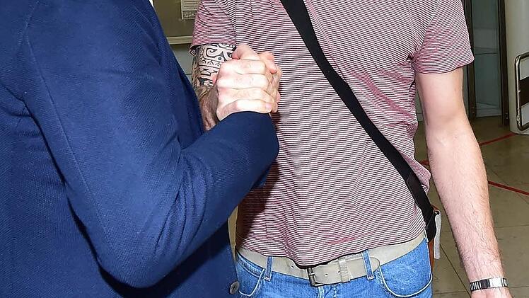 HC-Geschäftsführer Stefan Adam (l.) begrüßte den soeben aus Berlin eingeflogenen Pavel Horák am Nürnberger Flughafen.