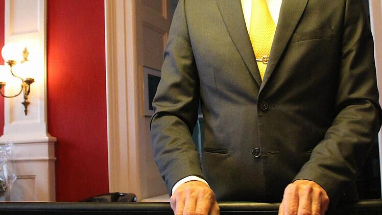 Ehrenurkunde zum Dienstjubiläum: Manfred Klabouch arbeitet seit 40 Jahren bei der Spielbank.  Foto: B. Borst