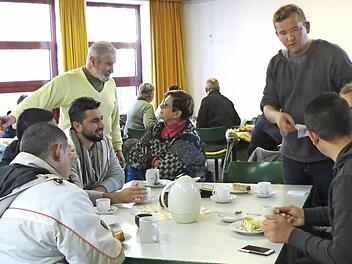 Beim "Café der Begegnung" erleben es Einheimische wie Flüchtlinge als Gewinn und Geschenk, andere Mitmenschen, ihre Gedanken und Schicksale kennenzulernen und sie dadurch besser zu verstehen. Foto: privat
