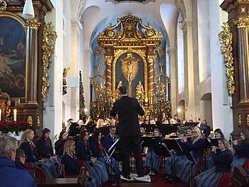 Der Musikverein Hohenroth gab bereits zum 28. Mal ein Konzert auf dem Kreuzberg.  Foto: Regina Rinke