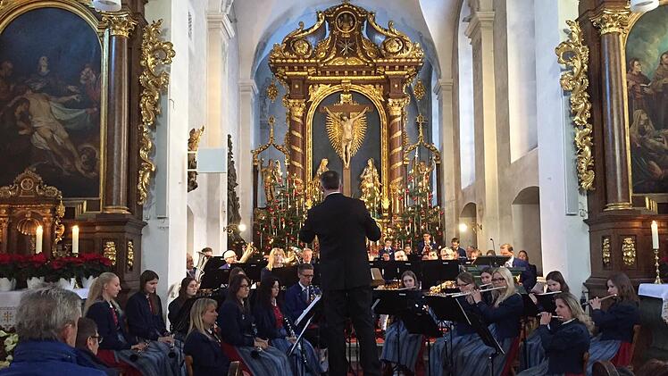 Der Musikverein Hohenroth gab bereits zum 28. Mal ein Konzert auf dem Kreuzberg.  Foto: Regina Rinke
