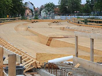 In dieses Bett aus Brettern werden jetzt 120 Tonnen Stahl gelegt. Anschließend wird die Schalung mit Beton ausgegossen und die neue Flutbrücke nimmt Form an.  Foto: Andreas Dorsch