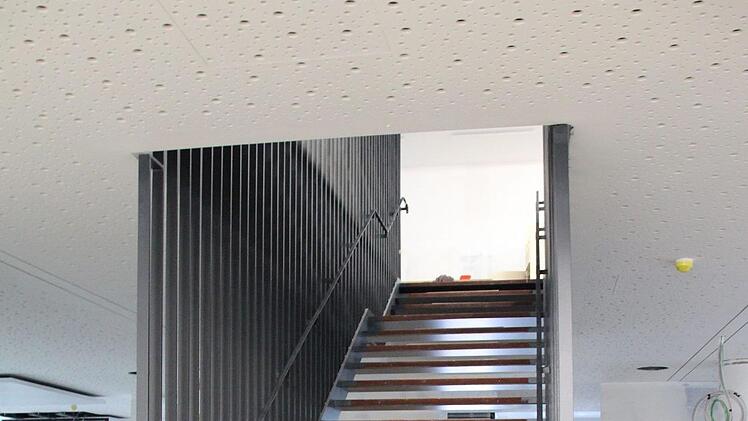 Architekt Lutz Wallenstein vor dem neu eingebauten Treppenaufgang.Ulrike Nauer