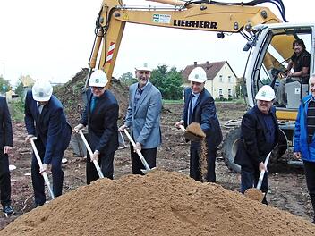 Spatenstich für das neue Wohn- und Geschäftshaus in Neunkirchen  Foto: Petra Malbrich