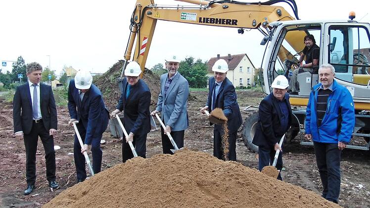 Spatenstich für das neue Wohn- und Geschäftshaus in Neunkirchen  Foto: Petra Malbrich