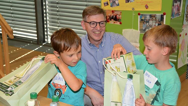 Julian und Ben-Luca sind neugierig auf die Geschenke, die sie von Jens Bunzel bekommen haben. Foto: Dagmar Besand