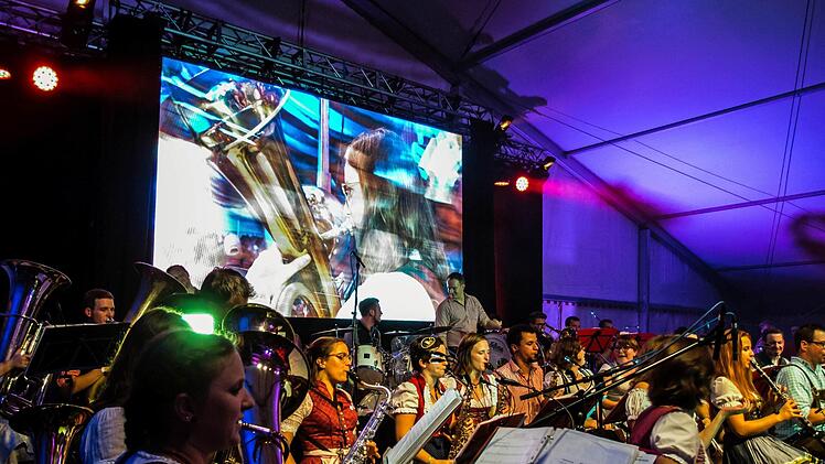 Beste Stimmung im Festzelt: Die Original Prinz Albert Blasmusik spielte beim "Oktopafest" auf dem Coburger Schlossplatz.Foto: Jochen Berger