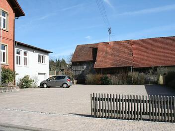 An Stelle der alten Scheune soll das neue Feuerwehrgerätehaus gebaut werden. Die Einfahrt von der Straße In den Gärten führt über den Parkplatz. Foto: Gabriele Sell