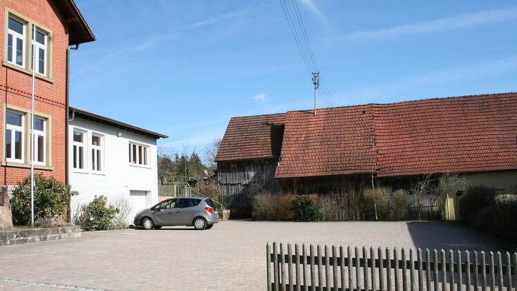 An Stelle der alten Scheune soll das neue Feuerwehrgerätehaus gebaut werden. Die Einfahrt von der Straße In den Gärten führt über den Parkplatz. Foto: Gabriele Sell