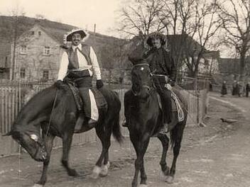 Schon beim ersten Faschingszug war Eduard Bühl (rechts) dabei, hoch zu Ross mit seinem Bruder Ewald.  pr