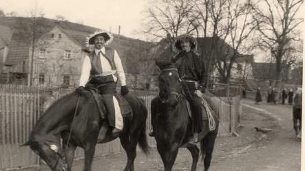 Schon beim ersten Faschingszug war Eduard Bühl (rechts) dabei, hoch zu Ross mit seinem Bruder Ewald.  pr