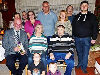 Walburga Teig (Bildmitte, sitzend) zusammen mit ihrem Ehemann Berthold (rechts) und Bürgermeister Ralf Holzmann (links) im Kreise der Familie Foto: Klaus-Peter Wulf