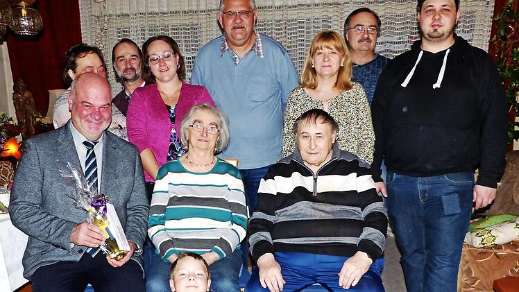 Walburga Teig (Bildmitte, sitzend) zusammen mit ihrem Ehemann Berthold (rechts) und Bürgermeister Ralf Holzmann (links) im Kreise der Familie Foto: Klaus-Peter Wulf