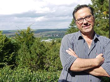 Da ist er daheim: Rainer Möbus am Gipfel des Georgenberges bei Bad Rodach. - Foto: Berthold Köhler