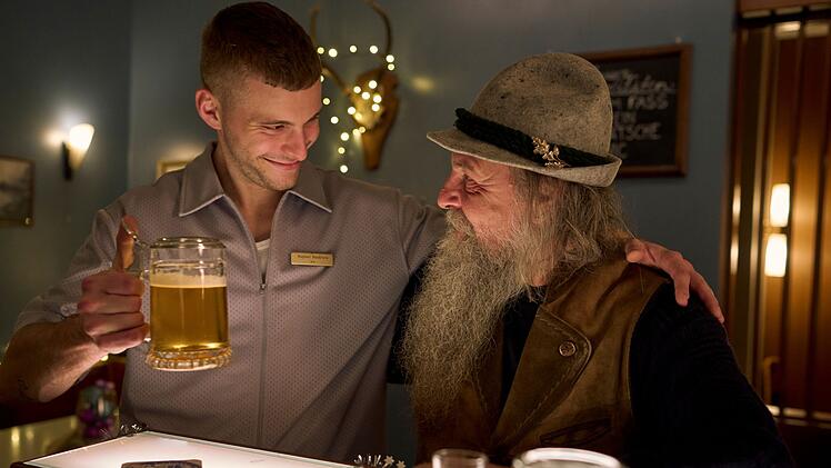 Rafael (Ben Felipe, links) erweist sich als naiver Barkeeper, der meist leeren Hotelbar. Au&szlig;er Stammgast Gandalf (Uwe Jannaschk) besucht selten jemand die Bar.