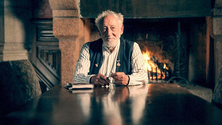 Schlossherr Dieter Hallervorden sitzt am Esstisch in seinem privaten Anwesen auf der Insel Costaérès in Nordfrankreich.