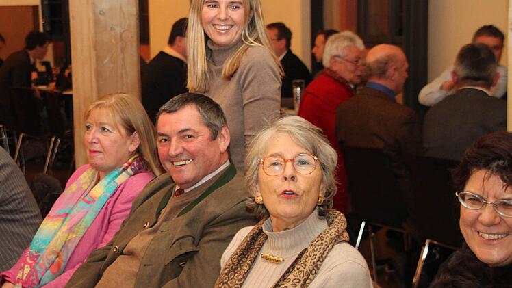 Der frühere Pressecker Bürgermeister Erhard Hildner mit Damenkränzchen.